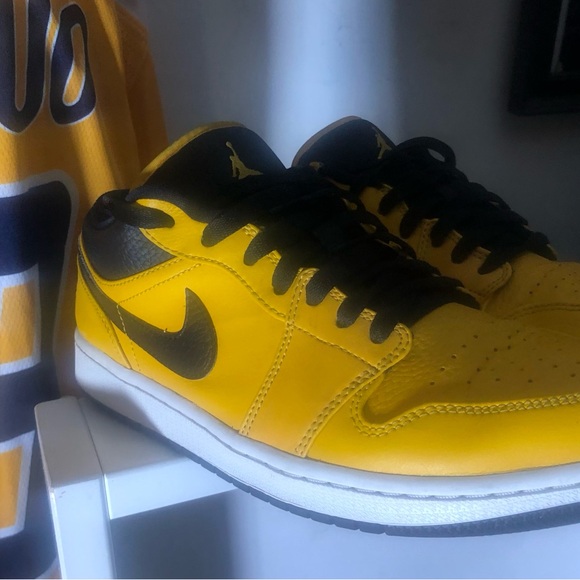 Nike Air Jordan’s 1’s Yellow and Black, like new still. I really good condition - Picture 2 of 13